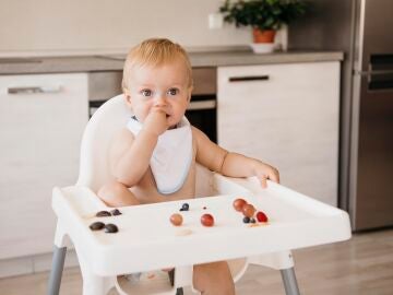 Un niño comiendo. 