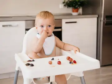 Un niño comiendo. Un niño comiendo.