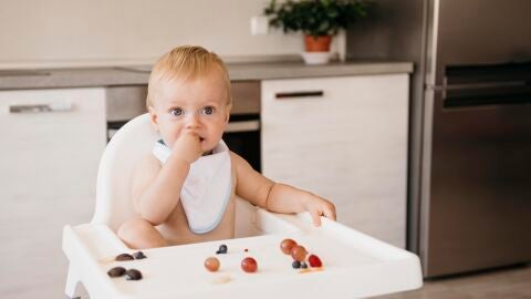 Un niño comiendo. 