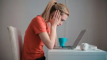 Una mujer frente a un ordenador portátil Una mujer frente a un ordenador portátil