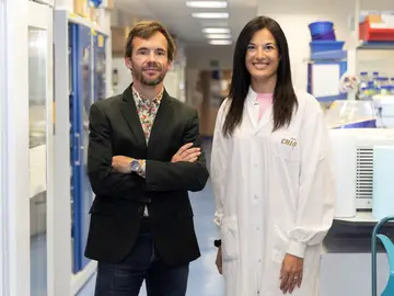 Manuel Valiente y Neibla Priego, en su laboratorio del CNIO Manuel Valiente y Neibla Priego, en su laboratorio del CNIO