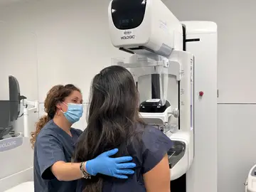 Una mujer realizándose una mamografía, la prueba más eficaz para detectar un cáncer de mama. Una mujer realizándose una mamografía, la prueba más eficaz para detectar un cáncer de mama.