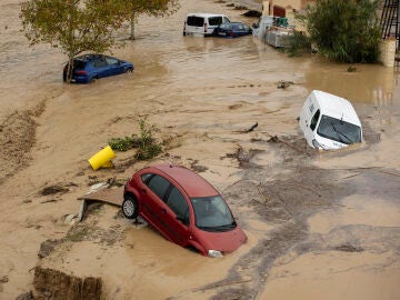 Estado en el que ha quedado los coches en Álora tras el desborde del río Guadalhorce debido a las lluvias torrenciales por el paso de la DANA