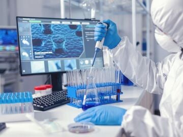 virólogo trabajando en un laboratorio