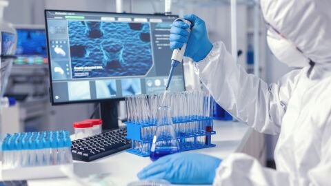 virólogo trabajando en un laboratorio