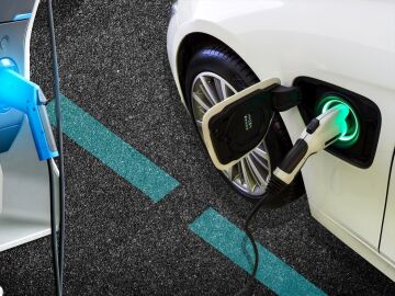 Imagen de archivo cargando un coche eléctrico.