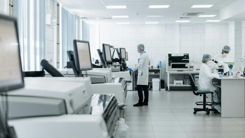 científicos en un laboratorio