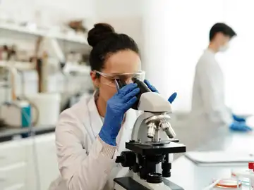 Imagen de archivo de una científica. Imagen de archivo de una científica.