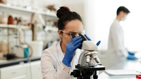 Imagen de archivo de una científica.