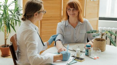 Una de cada dos mujeres cree que no se les diagnostica con el mismo esfuerzo que a los hombres