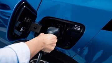 Punto de carga de un coche el&eacute;ctrico.