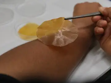 Desarrollan apósitos activados por luz solar que frenan infecciones bacterianas Desarrollan apósitos activados por luz solar que frenan infecciones bacterianas