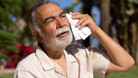 Persona sufriendo los efectos de la ola de calor