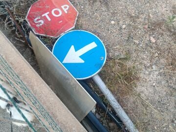 Señales caídas a la salida de un parking