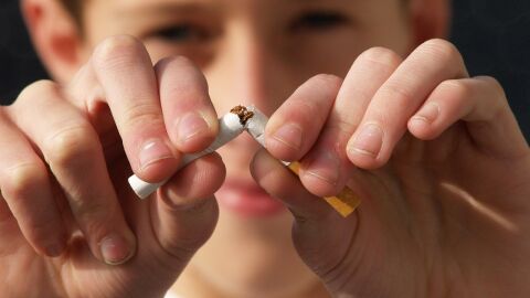 Niño rompiendo un cigarrillo