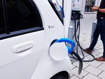 Luz gratis y coches eléctricos: así luchan los pueblos contra la despoblación