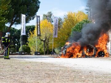 demostración controlada del incendio de un vehículo eléctrico demostración controlada del incendio de un vehículo eléctrico