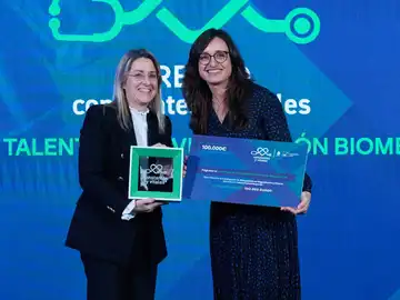 Patricia Pérez, directora general Corporativa de Atresmedia y Amaia Cipitria, Premio Constantes y Vitales a Joven Talento en investigación Biomédica Patricia Pérez, directora general Corporativa de Atresmedia y Amaia Cipitria, Premio Constantes y Vitales a Joven Talento en investigación Biomédica