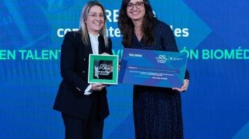 Patricia P&eacute;rez, directora general Corporativa de Atresmedia y Amaia Cipitria, Premio Constantes y Vitales a Joven Talento en investigaci&oacute;n Biom&eacute;dica