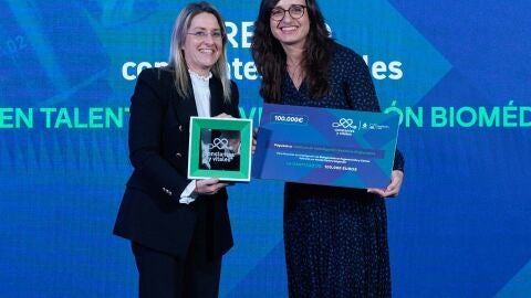 Patricia Pérez, directora general Corporativa de Atresmedia y Amaia Cipitria, Premio Constantes y Vitales a Joven Talento en investigación Biomédica