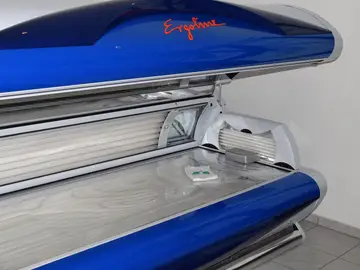 Piel aparentemente joven y ocultamente dañada, el resultado del bronceado artificial Piel aparentemente joven y ocultamente dañada, el resultado del bronceado artificial