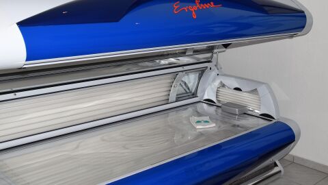 Piel aparentemente joven y ocultamente dañada, el resultado del bronceado artificial 