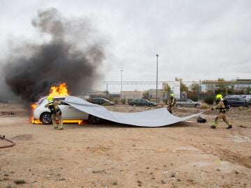 Prueba de extinción de fuego en un coche eléctrico con una manta ignífuga Prueba de extinción de fuego en un coche eléctrico con una manta ignífuga
