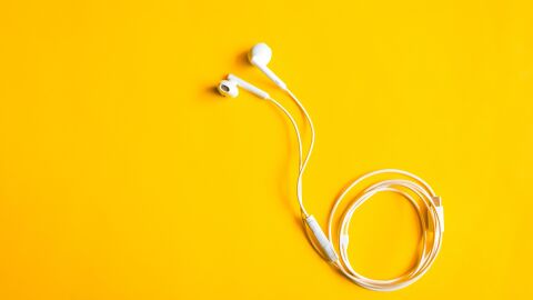 El uso abusivo de auriculares está causando sorderas irreversibles entre los jóvenes, una moda que puede afectar a la salud de toda una generación