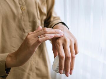 Una investigaci&oacute;n cient&iacute;fica descubre la v&iacute;a neuronal exacta que convierte el estr&eacute;s en un brote de dermatitis cr&iacute;tico para nuestra piel