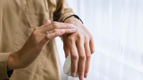 Una investigación científica descubre la vía neuronal exacta que convierte el estrés en un brote de dermatitis crítico para nuestra piel