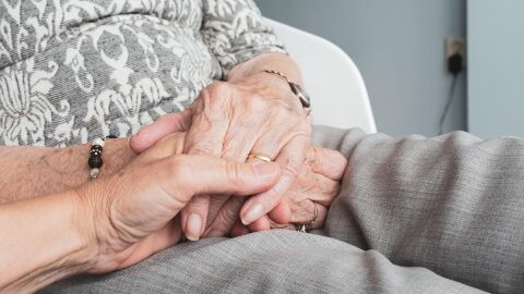 El síntoma tras una cirugía que anticipa demencia en mayores de 70 años