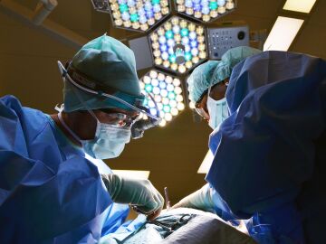 Despierto en el quir&oacute;fano: as&iacute; gu&iacute;a el propio paciente la extirpaci&oacute;n de su tumor cerebral
