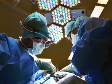 Despierto en el quirófano: así guía el propio paciente la extirpación de su tumor cerebral Despierto en el quirófano: así guía el propio paciente la extirpación de su tumor cerebral