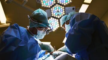 Despierto en el quir&oacute;fano: as&iacute; gu&iacute;a el propio paciente la extirpaci&oacute;n de su tumor cerebral