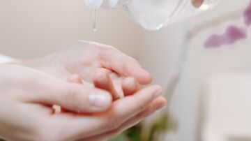 Primer plano de manos desinfect&aacute;ndose para la higiene durante la pandemia