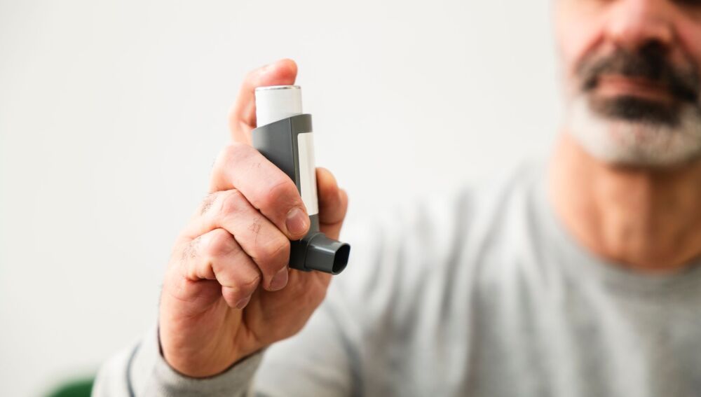 Se relaciona con un mayor riesgo cardiovascular en personas con asma y EPOC el uso excesivo de inhaladores
