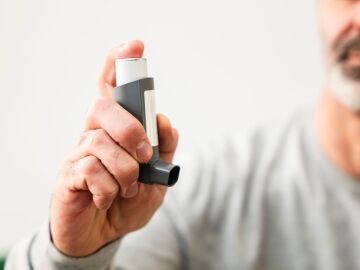 Se relaciona con un mayor riesgo cardiovascular en personas con asma y EPOC el uso excesivo de inhaladores
